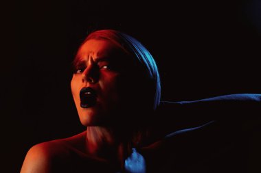 Seksi kız moda makyaj ile. Cadılar Bayramı. Seksi kadın moda makyaj ile. Makyaj kozmetik ve cilt bakımı. Güzellik salonu ve Kuaför. Saç Bakımı. Seksi güzellik. Güzel ve seksi. Genç ve güzel