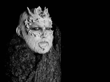 Cin kafasına boynuzlarıyla