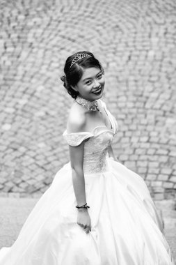 Çinli oldukça gülümseyen gelin