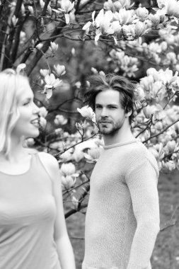 Bahar manolyasında aşık bir çift