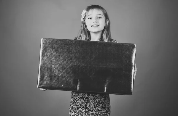 Infancia y felicidad, caja de regalo. Niña con paquete de regalo, lunes cibernético. Cumpleaños y navidad. Pequeña chica con el paquete de compras, viernes negro. Día de boxeo, fiesta y fiesta . —  Fotos de Stock