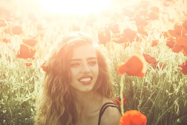 Girl in field of poppy seed — Stock Photo, Image