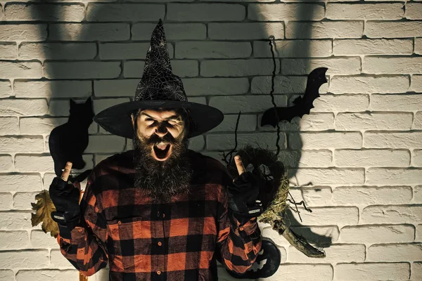Halloween uomo dando doppio dito medio gesti in ombra scura . — Foto Stock