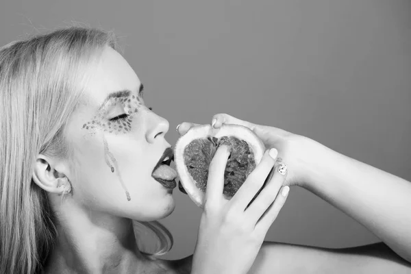 Dívka s kreativní módní make-up drží grapefruitu, vitamín — Stock fotografie