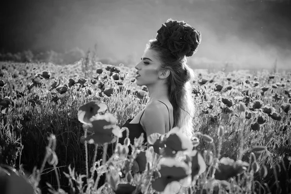 Hermosa mujer en el campo de amapola con el pelo largo —  Fotos de Stock