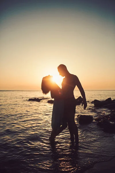 Romantický mladý pár na pláži, silueta. — Stock fotografie