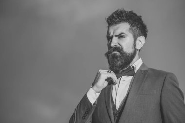 Adam sakal ve bıyıkla dramatik gökyüzü arka plan üzerinde.