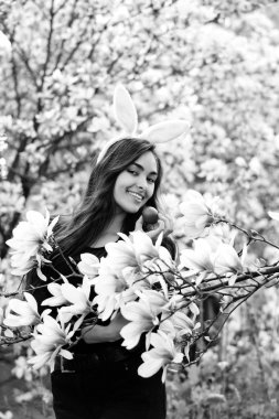 yumurta peluş dudaklı, mutlu kadının elinde Manolya