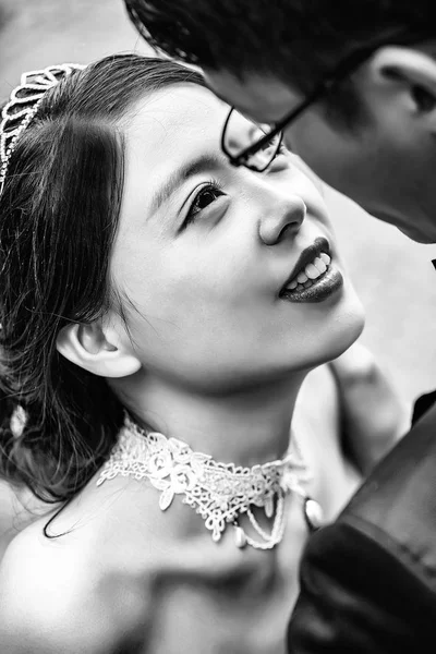 Chinez drăguț tineri proaspăt căsătoriți — Fotografie, imagine de stoc