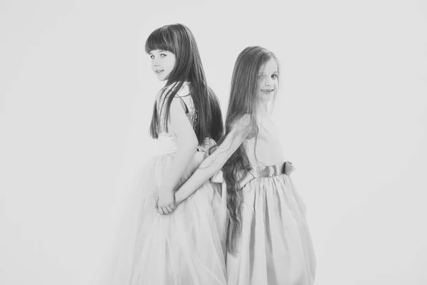 Μικρά κορίτσια παιδιά σε όμορφο φόρεμα. — Φωτογραφία Αρχείου