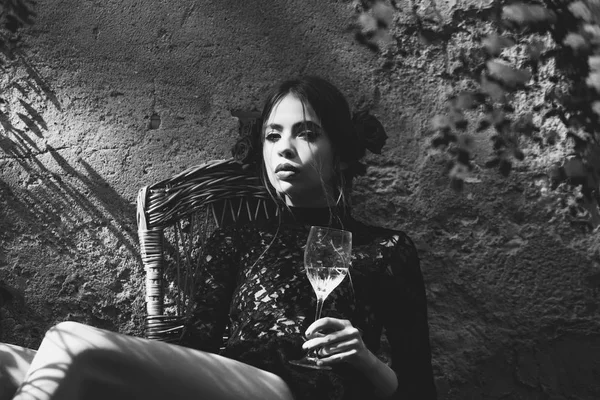 Menina adorável com lábios vermelhos elegantes segurando copo de vinho — Fotografia de Stock