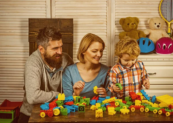 Šťastná rodina a dětský den. malého chlapce hrát s rodiči doma. Chlapeček s tátou a mámou. otec i matka s dítětem hrát konstruktor. šťastné dětství. Péče a rozvoj. Moje rodina — Stock fotografie