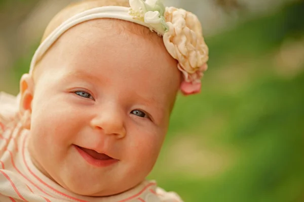 幸せな小さな赤ちゃんが笑っています。幸せな生まれたばかりの赤ちゃん。かわいい小さな女の子の笑顔。子育ての時間。幸せな子供時代と親子関係。あなたの笑顔が私たちの笑顔です。子育てのルールについての事は、いずれかがないです。 — ストック写真