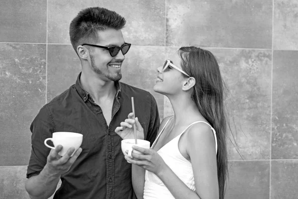 Une commande de café en dit long sur lui. Couple amoureux boire du café en plein air. Deux femmes et un homme avec des tasses à café. Petite amie et petit ami boivent un expresso. Profiter de la meilleure date de café — Photo