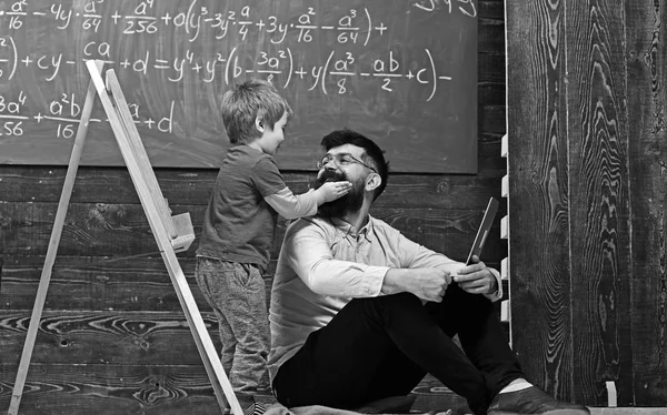 비공식 교육 개념입니다. 꼬마 아버지 또는 선생님의 콧수염을 놀고입니다. 수업에 재미 — 스톡 사진