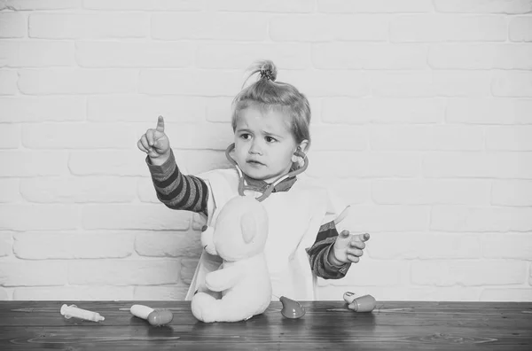 Pojke veterinär läkare med leksak nallebjörn peka finger — Stockfoto