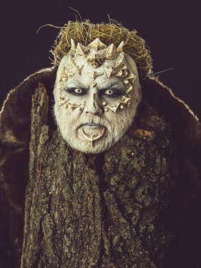 Dragon cilt ve sakallı yüzü olan adam