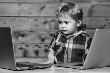 Sevimli çocuk bilgisayarlar üzerinde çalış