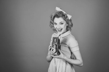 Pin-up seksi kadın kamerayla resim çekme