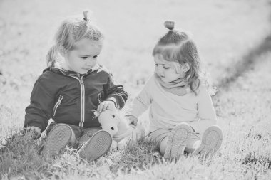 Kız ve erkek yeşil çimenlerin üzerinde oturmak