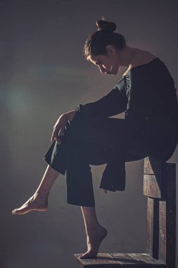 Bezgin. Güzellik ve moda. Yalnızlık. Kadın trendy bakışla. Moda kadın tam uzunlukta. Modern kız. Yalnızlık. Üzgün kadın düşünüyor. Yalnız hissediyorum. Üzgün ve yalnız hissediyorum