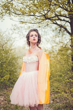 Tebrik yaz. Doğal güzellik ve spa terapisi. Bahar. hava tahmini. Yaz kıza çiçek açan ağaç. Bahar moda makyaj kadınla. yüz ve cilt bakımı. kadın sağlık. çiçekler için Anti