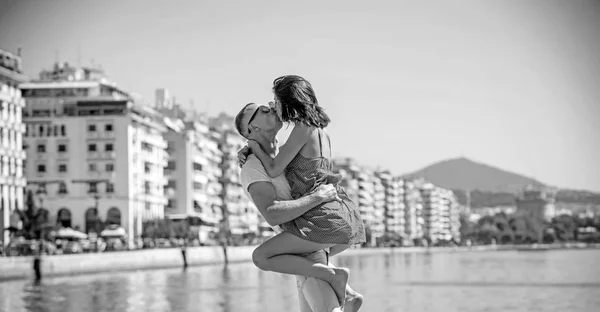 Bonito casal atraente abraçando e beijando na água em hotel spa de luxo em férias de lua de mel nos trópicos . — Fotografia de Stock
