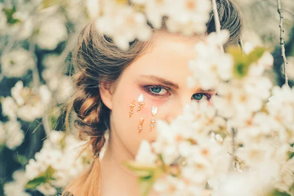 yüz ve cilt bakımı. kadın sağlık. çiçekler alerjisi. Bahar tatili. hava tahmini. Doğal güzellik ve spa terapisi. Bahar moda makyaj kadınla. Yaz kız ağaca. Kafamın içinde bahar