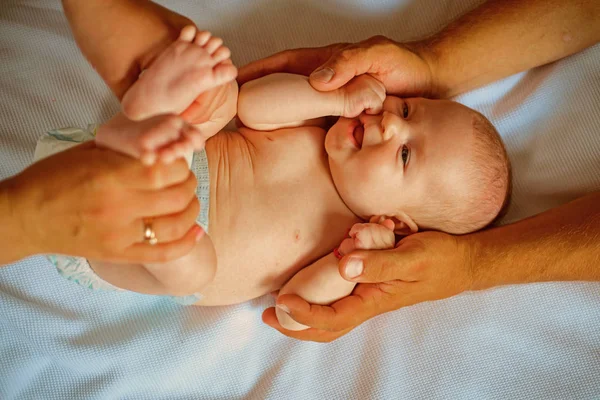 Alltid omtänksam. Gott nyfött barn gett massage. Nyfödd pojke eller flicka glad leende. Barnsjukvård. Primärvården pediatirician. Ett barn och en barnläkare — Stockfoto