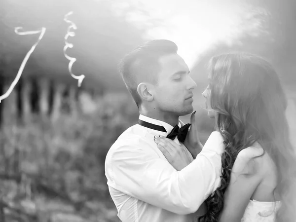 屋外のリボンで飾られた森林に結婚式布で若い新婚カップルのキス — ストック写真