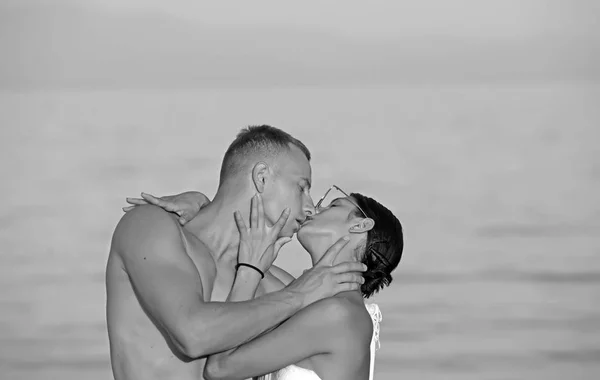 Casal feliz na praia beijando e abraçando . — Fotografia de Stock