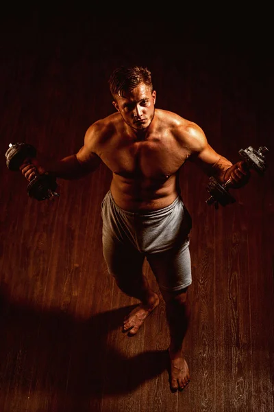 Zlepšování a stále silnější. Svalnatý muž mají trénink v tělocvičně. Muž cvičení s činka váhy. Pracovník muž svalnaté tělo. Silné pracovník s abs. 6 pack Fitness a svalové školení — Stock fotografie