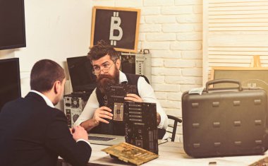 Finans geleceği. Sakallı adam ve bir anlaşma müzakere müşteri. Şirket Yöneticisi ve adam iş görüşmem var. Office bitcoin simgesi olan iş adamları. Burada kabul Bitcoin