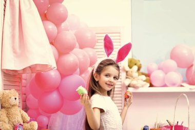 kızı boyama yumurta.