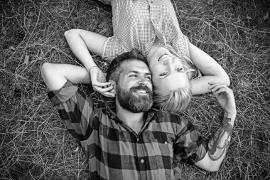 Aşık çift yeşil çimenlerin üzerinde rahatla. Aşık çift doğa yaz günü tadını çıkarın..