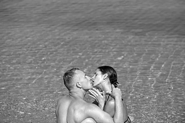 夏の休日や休暇を旅行します。セクシーな女と男は、海の水で泳ぐ。一緒に夏の日を楽しんでいるカップルのキスの関係が大好きです。家族とバレンタインの日。愛のカップルはビーチでリラックスします。 — ストック写真