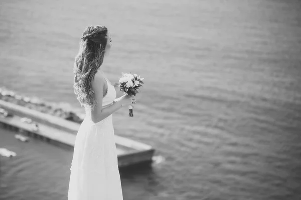 Menina bonita ou noiva bonita no mar azul — Fotografia de Stock