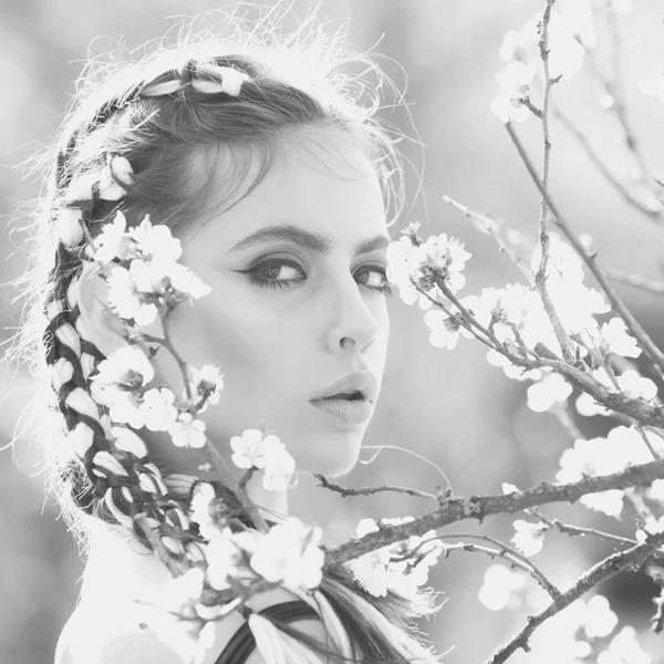 Schönes Mädchen im Frühlingspark mit Blumen — Stockfoto