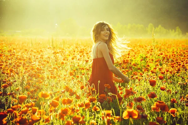 Menina no campo de semente de papoula — Fotografia de Stock