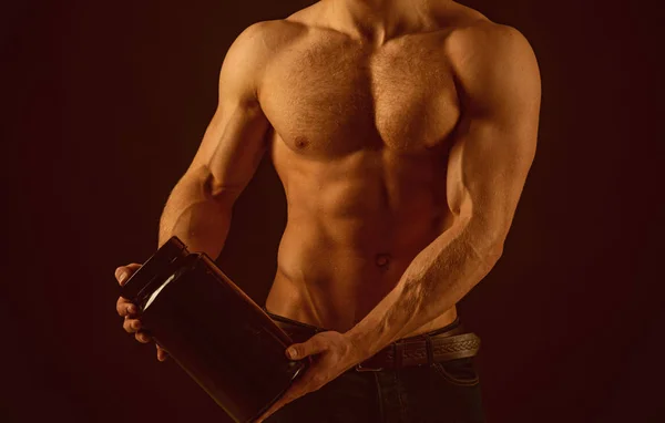 Zdravá strava. Silný muž Držte lahvičku s vitamíny. Muž s šesti pack ab. stimulující svalový růst s anabolickými steroidy. Anabolický hormon zvyšuje svalovou sílu. Vitamín výživa. Dieta pro ploché abs — Stock fotografie