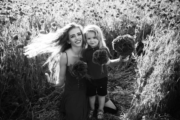 Gadis dan anak kecil atau anak kecil di bidang poppy — Stok Foto