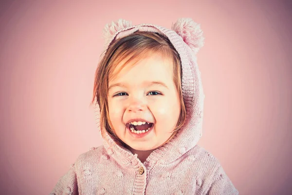 Divirtiéndose. moda de otoño y primavera para niños. Pequeña chica feliz. Niña sonriendo. infancia y felicidad. Pequeño guapo. Feliz día de los niños. sonrisa —  Fotos de Stock