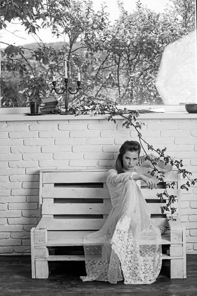 Gyönyörű fiatal párizsi nő ül a padon nyári nap, hosszú, fehér selyem ruha. — Stock Fotó