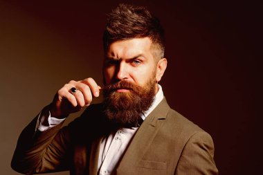 Yaşam için kuaför. İş aşınmaya uzun sakallı adam. Kuaför dükkanı sakallı adam. Her zamanki gibi iş. Erkek moda. Im sadece moda işinde olmak için heyecanlı.
