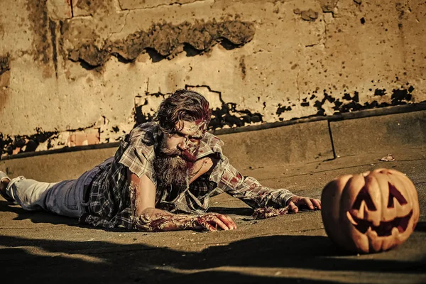 Zombie man leży na dyni — Zdjęcie stockowe