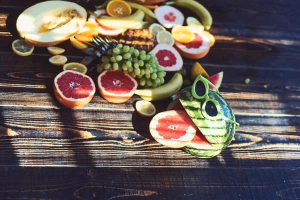 Vitaminfrüchte auf Holztisch. Vitamindiät und Ernährung — Stockfoto