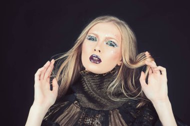 Studio siyah bir zemin üzerine güzel bir kız. Kozmetik