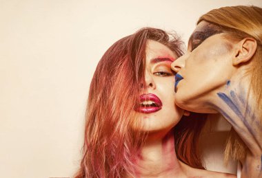 Makyaj kavramı. Kadınlar makyaj ve vücut sanatı ile. Makyaj yüz şehvetli öpücük kadınlarla. Biz makyaj, yüz