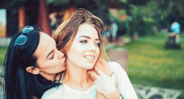 Sevgi ve arzu. Lezbiyen çift aşık. Lezbiyen kadınlar şehvetli bakışla. Seven çift lezbiyen aşıkların öpüşme. Seksi kadın romantik ilişki. Lezbiyen ortaklık. Özgürlük ve eşitlik