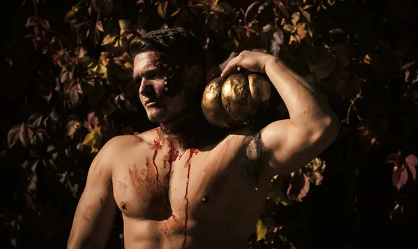 Хэллоуин парень с золотой традиционной тыквой . — стоковое фото